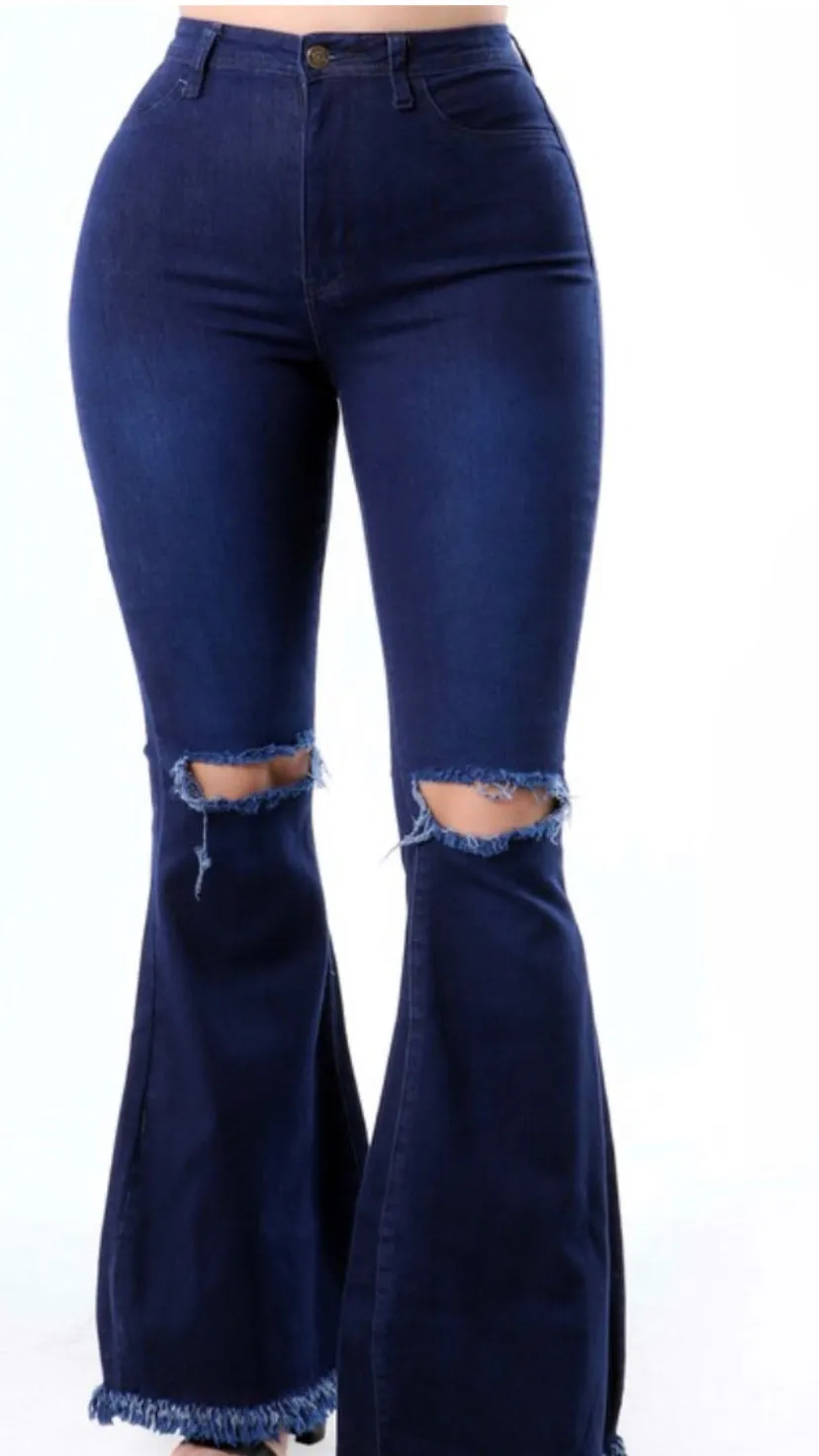 Distressed knee jeans