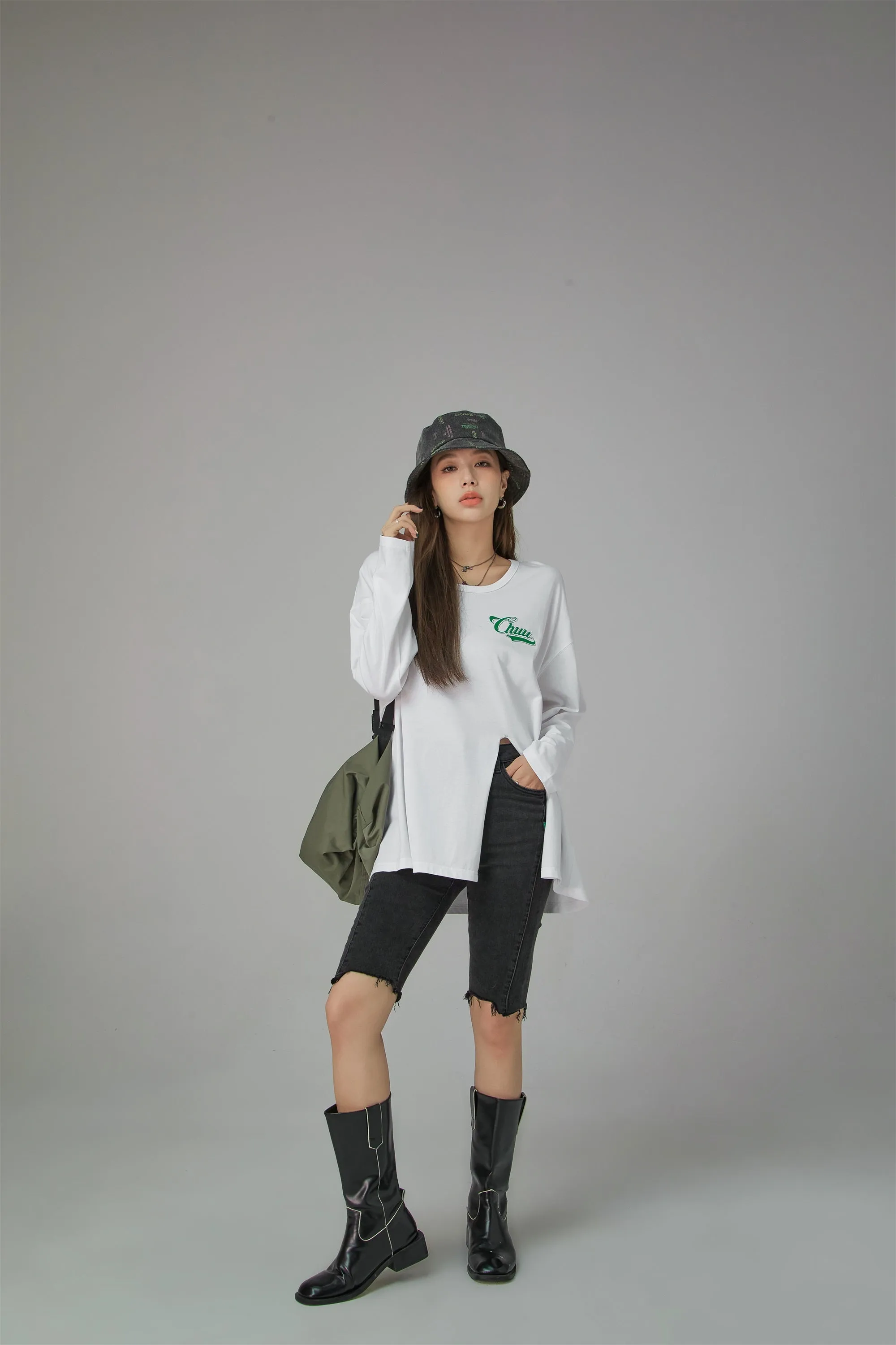 Side Slit Chuu Logo Loosefit Skater Top